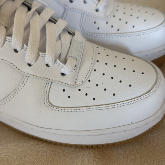 Nike Air Force 1 CLEAN crisp white with peanut butter bottoms - Picture 2 of 4